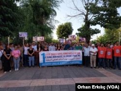 Gaziantep’teki etkinlikte ise Türkçe, Kürtçe ve Arapça pankartlar taşındı.