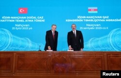 Erdoğan, Aliyev’le Iğdır-Nahçıvan Doğalgaz Boru Hattı’nın temel atma törenine katıldı.