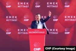 CHP Genel Başkanı Özgür Özel, “Temmuz zammı hakkımız, söke söke alırız” diye hem slogan attı hem de Gebze Kapalı Pazar Alanı’nı dolduran binlerce kişiye bu sloganı attırdı, 30 Haziran 2024. 