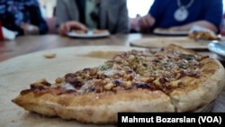 Restoranın özel pizzası, pekmez ve cevizden yapılan Arkah adını taşıyan pizza.