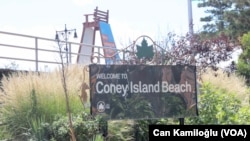 New York’un sahil ve eğlence parklarıyla ünlü semti Coney Island’da, bir sığınmacının Pazar günü bıçakla tehdit ettiği 46 yaşındaki bir kadına tecavüz ettiği iddiası konuşulmaya devam ediyor. 