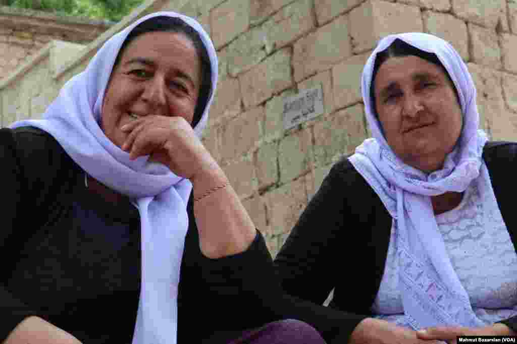 Laleş&#39;teki Şeyh Adi Türbesi&#39;ni ziyaret eden Ezidiler