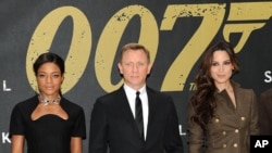 Diễn viên trong phim Skyfall (từ trái) Naomie Harris, Daniel Craig và Berenice Marlohe