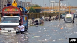 اربن فلڈنگ کے خدشے کے پیشِ نظر سندھ حکومت نے ورلڈ بینک کے تعاون سے برساتی نالوں کی صفائی کی مہم کا آغاز کیا تھا۔ (فائل فوٹو)