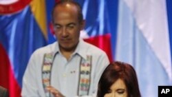 Tổng thống Cristina Fernandez (phải) của Argentina và Tổng thống Felipe Calderon của Mexico dự hội nghị thượng đỉnh các nước châu Mỹ ở Cartagena