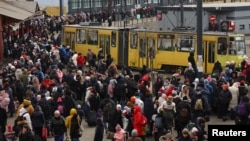 8 Mart 2022 - Rusya'nın işgali nedeniyle Ukrayna'dan ayrılan Ukraynalılar Lviv'de tren istasyonunda beklerken