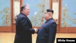 Ông Mike Pompeo gặp Lãnh tụ Triều Tiên Kong Jong Un.