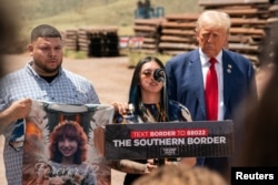 Trump'a sınır ziyaretinde, çocukları yasadışı göçmen şüpheliler tarafından öldürülen anneler ve aileler de eşlik etti.