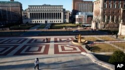 Columbia Üniversitesi’nde geçen hafta düzenlenen İsrail karşıtı protestoya katılan bazı öğrenciler, üzerlerine kötü kokan bir kimyasal püskürtüldüğü şikayetinde bulundu. 