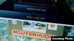 Bánh đậu xanh đặc sản Hải Dương và cà-vạt lụa (ảnh Bùi Văn Phú)