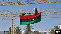 Hình nộm của ông Gadhafi treo giữa quãng trường Martyrs trong thủ đô Tripoli của Libya