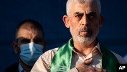 İsrail’in 7 Ekim’deki saldırının mimarı olarak nitelediği Hamas’ın Gazze’deki lideri Yahya Sinvar 2011’deki takasta serbest kalan binden fazla mahkum arasındaydı. Sinvar’ın Gazze’deki savaşın seyrinin belirlenmesinde etkili isimlerden biri olduğu yorumu yapılıyor. 