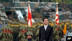 Thủ Tướng Nhật Shinzo Abe, ở giữa, duyệt binh trong Ngày Lực Lượng Tự vệ Nhật Bản tại Căn cứ Không quân Asaka ở Asaka, phía Bắc Tokyo, ngày 14/10/2018. (AP Photo/Eugene Hoshiko)