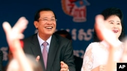 Vụ bắt giữ xảy ra vài ngày sau khi ông Hun Sen công bố một ứng dụng trên điện thoại di động cũng như một trang web nhằm trao đổi với công chúng, nhất là các cử tri trẻ tuổi mà đa phần ủng hộ phe đối lập.