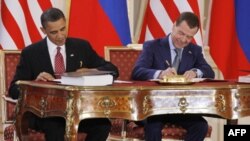 Tổng thống Hoa Kỳ Barack Obama (trái) và Tổng thống Nga Dmitry Medvedev ký hiệp ước START hồi tháng 4 năm 2010