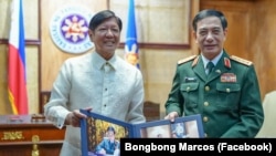 Tổng thống Philippines Ferdinand Marcos Jr. (trái) tiếp Bộ trưởng Quốc phòng Việt Nam Phan Văn Giang tại Điện Malacanang ở Manila hôm 30/8.