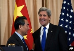 Ngoại trưởng Mỹ John Kerry gặp Ngoại trưởng Trung Quốc Vương Nghị tại Bộ Ngoại giao ở Washington, ngày 23/2/2016.