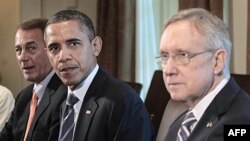 Tổng thống Obama (giữa) họp với Thượng nghị sĩ Harry Reid (phải), lãnh đạo khối đa số Thượng viện và Dân biểu John Boehner, Chủ tịch Hạ viện, tại Tòa Bạch Ốc