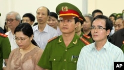 Luật sư Lê Quốc Quân (phải) ra tòa hôm 2 tháng 10, 2013