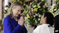 Ngoại trưởng Clinton gặp bà Mamata Banerjee, thủ hiến bang Tây Bengal, một trong những nhân vật khu vực có nhiều thế lực, ngày 7/5/2012 