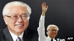 Cựu Phó thủ tướng Trần Khánh Viêm (Tony Tan), 71 tuổi, được các nhà phân tích nói là người sẽ giành được thắng lợi