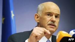 Thủ tướng Hy Lạp George Papandreou phát biểu tại cuộc họp báo ở Brussels, ngày 24/6/2011