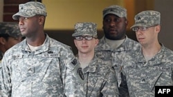 Ông Bradley Manning (giữa) được đưa ra khỏi tòa án ở Fort Maede, Maryland sau phiên tòa hồi tháng 12 năm 2011 