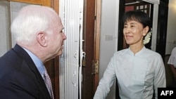 Thượng nghị sĩ Hòa Kỳ McCain (trái) gặp bà Suu Kyi trong chuyến đi thăm Miến Ðiện vào đầu tháng 6