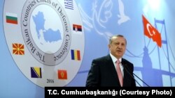 Tổng thống Thổ Nhĩ Kỳ Recep Tayyip Erdogan lên án những ai cáo buộc Thổ Nhĩ Kỳ ủng hộ Nhà nước Hồi giáo.