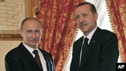 Thủ tướng Thổ Nhĩ Kỳ Recep Tayyip Erdogan (phải) và Tổng thống Nga Vladimir Putin bắt tay tại cuộc họp ở Istanbul, Thổ Nhĩ Kỳ, thứ Hai, 3/12/2012. (AP Photo/RIA-Novosti, Alexei Nikolsky, Presidential Press Service)