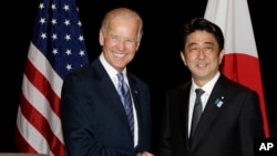 Phó Tổng thống Hoa Kỳ Joe Biden (trái) và Thủ tướng Nhật Bản Shinzo Abe tại cuộc họp ở Singapore, 26/7/13