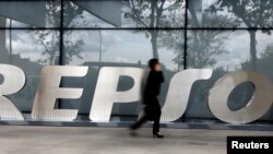 Logo phía trước trụ sở tập đoàn dầu khí Repsol ở Madrid, Tây Ban Nha.