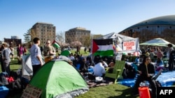 MIT'deki polis müdahalesi, polisin kampı temizlemeye çalışmasının ardından protestocuların bariyerleri aşarak Cambridge'deki kampüsün merkezinde yaklaşık bir düzine çadırdan oluşan kampı yeniden kurmasından birkaç gün sonra geldi. 