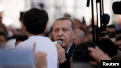 Tổng thống Erdogan thường xuyên đề cập đến 'những kẻ chủ mưu' mà ông nói là đang tìm cách bẻ gãy đất nước ông, ám chỉ phương Tây nói chung, và rõ rệt hơn là Hoa Kỳ