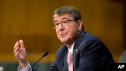 Bộ trưởng Quốc phòng Hoa Kỳ Ashton Carter phát biểu trong cuộc điều trần trước Ủy ban Quân vụ Thượng viện, ngày 9/12/2015.