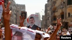 Người ủng hộ Tổng thống Ai Cập bị lật đổ Mohamed Morsi tuần hành từ đền thờ Hồi giáo Al-Fath tới Bộ Quốc phòng ở Cairo, ngày 30/7/2013.