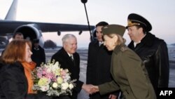 Bộ trưởng Quốc phòng Hoa Kỳ Robert Gates và phu nhân Becky đến sân bay ở St. Petersburg, Nga