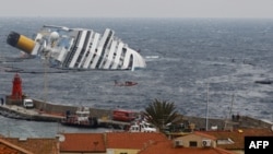 Tàu Costa Concordia nằm ngoài khơi nước Ý