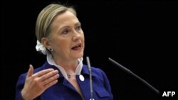 Ngoại trưởng Clinton nói rằng nhà lãnh đạo độc tài này không phải là tối cần thiết, và Hoa Kỳ không có gì để đầu tư vào việc ông ở lại nắm quyền