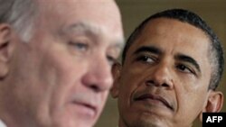 Chánh văn phòng Tòa Bạch Ốc William Daley (trái) và Tổng thống Obama