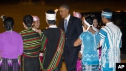 Tổng thống Mỹ Barack Obama được chào đón khi đến Sân bay Quốc tế Naypyitaw, Myanmar, ngày 12/11/2014.