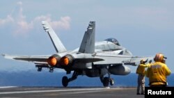 Chiến đấu cơ F/A-18 Hornet của Hải quân Mỹ cất cánh từ tàu sân bay USS Nimitz trong cuộc tuần tra thường lệ ở Biển Đông (ảnh chụp ngày 23/5/2013). 