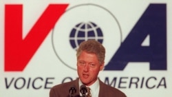 Tổng thống Bill Clinton phát biểu tại Đài Tiếng nói Hoa Kỳ, ngày 24 tháng 10 năm 1997.