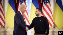 Başkan Joe Biden Ukrayna’ya, ABD’nin sağladığı silahları Harkiv kentinde Rus güçlere karşı kullanma yetkisi verdi. Amerikalı bir yetkili, Rusya içinde uzun menzilli saldırılarda Amerikan silahlarının kullanılmamasına ilişkin politikanın ise değişmediğini söyledi.