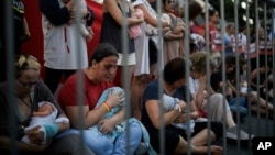 Gazze Şeridi'nde Hamas tarafından tutulan İsrailli rehinelerin yakınları, Tel Aviv'de ellerinde oyuncak bebekler tutarak protesto gösterisi düzenledi- 7 Temmuz 2024.