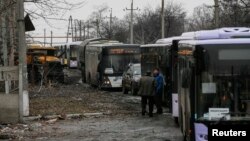 Những chiếc xe bus đổ về thị trấn Debaltseve, miền đông Ukraine, 6/2/15, để giúp thường dân di tản