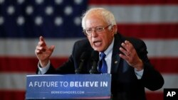 Thượng nghị sĩ Bernie Sanders của tiểu bang Vermont đã chỉ trích đối thủ của ông, cựu Ngoại trưởng Hillary Clinton, về việc hậu thuẫn cho các hiệp định thương mại tự do.