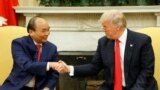 Thủ tướng Việt Nam Nguyễn Xuân Phúc và Tổng thống Donald Trump tại Phòng Bầu dục ở Nhà Trắng, ngày 31/5/2017.