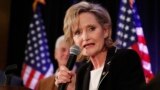 Bà Cindy Hyde Smith ăn mừng chiến thắng của bà trong bầu cử, đánh bại đối thủ Mike Espy thuộc Đảng Dân Chủ. Ảnh chụp ngày 27/11/2018. (AP Photo/Rogelio V. Solis)