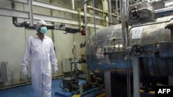 1 kỹ thuật viên Iran tại Cơ sở Chuyển đổi Uranium bên ngoài thành phố Isfahan, 410 km về phía nam của thủ đô Tehran, Iran, tháng 2/2007